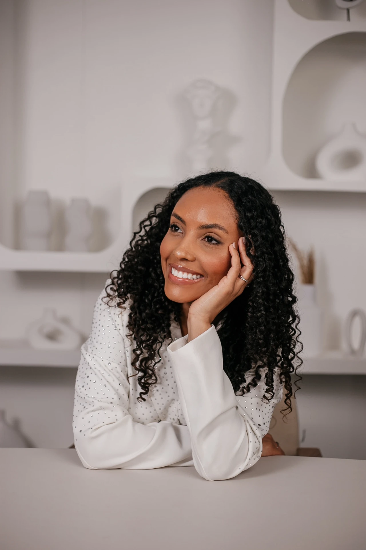 Nathália Silveira, nutricionista clínica e funcional, sorrindo em seu consultório